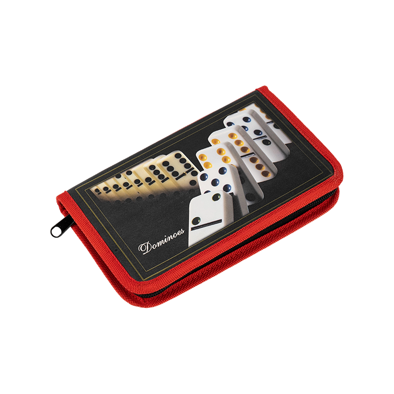 Les adultes doublent six dominos dans le cas de toile portable rouge